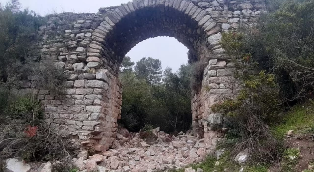 Kuşadası'nda 1. yüzyıldan kalma tarihi su kemeri tahrip edildi