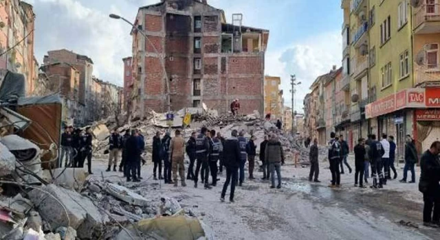 Malatya'da ağır hasarlı beş katlı bina çöktü