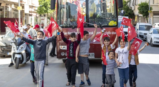 23 Nisan'ı çocuklar 'Cumhuriyet Otobüsü' ile doyasıya yaşıyor