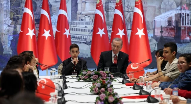 Erdoğan, Dolmabahçe'de depremzede çocuklarla bir araya geldi