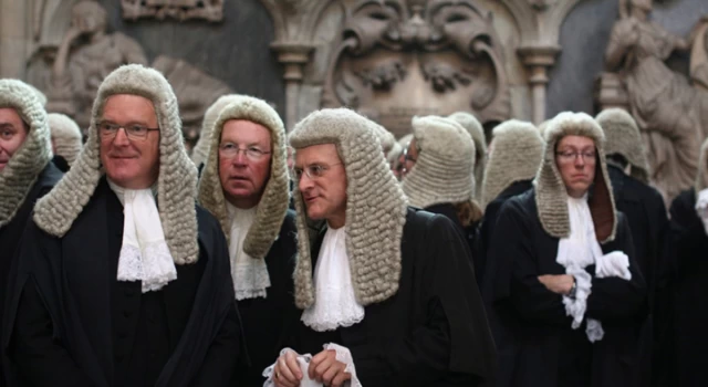 Eski zamanlarda hakim ve avukatların taktığı peruklar neden hala kullanılıyor?
