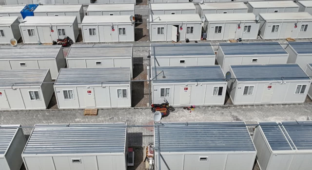 Türkoğlu'ndaki depremzedeler çadırdan konteynere taşınıyor
