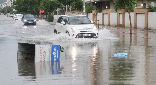 Antalya’da sağanak yağış ve fırtına etkili oldu