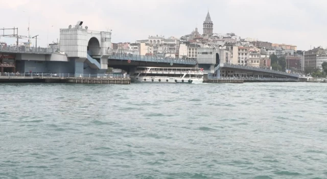 Galata Köprüsü'ne tur teknesi çarptı