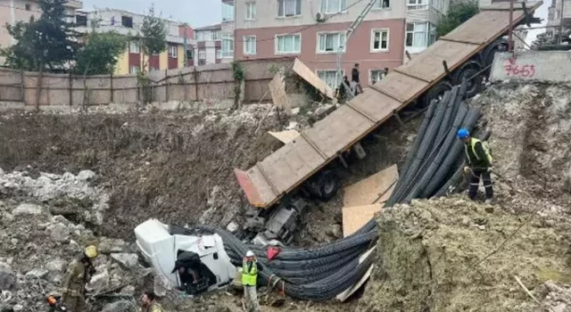Küçükçekmece'de akıl almaz kaza: TIR inşaat alanına düştü