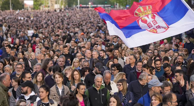 Sırbistan’da, toplu katliamları protesto için on binler sokağa çıktı