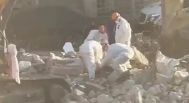Antakya’daki bina enkazında bir kadının cenazesi bulundu