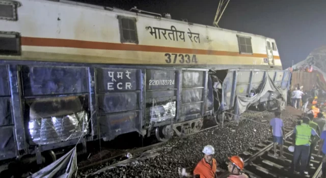 Hindistan'da iki tren çarpıştı