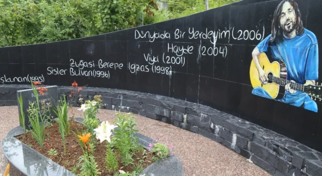 Sanatçı Kazım Koyuncu vefatının 18. yılında Artvin'deki mezarı başında anıldı