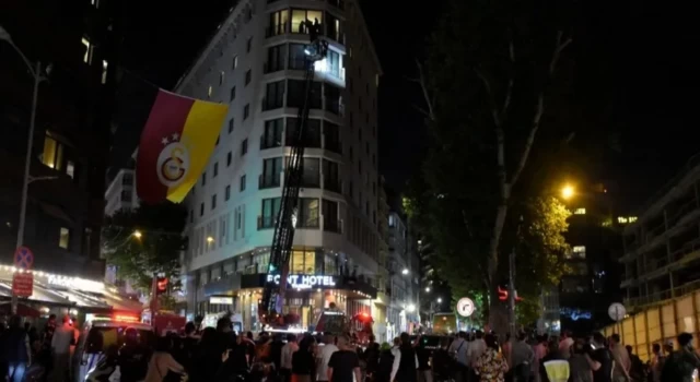 Taksim'de korkunç olay: Turist kendini astı