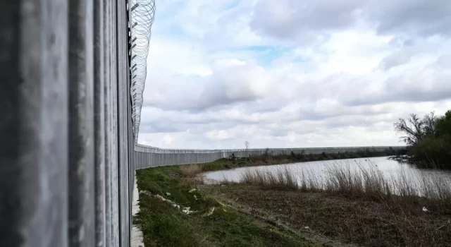 Yunanistan'dan Türkiye sınırına 100 metrelik geçici çit kurma kararı