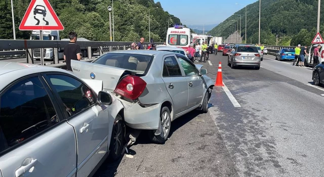 Anadolu Otoyolu'nun Bolu kesiminde zincirleme trafik kazası: Ulaşım aksadı