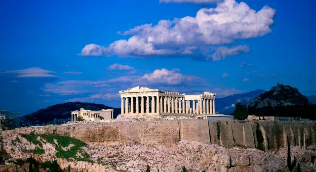 Aşırı sıcaklar Yunanistan'ı da vurdu: Atina Akropolisi ziyaretçilere kapatıldı