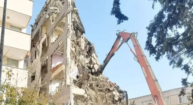 Bakırköy'deki kontrollü yıkımda bina çöktü! Bir kişi enkaz altında!