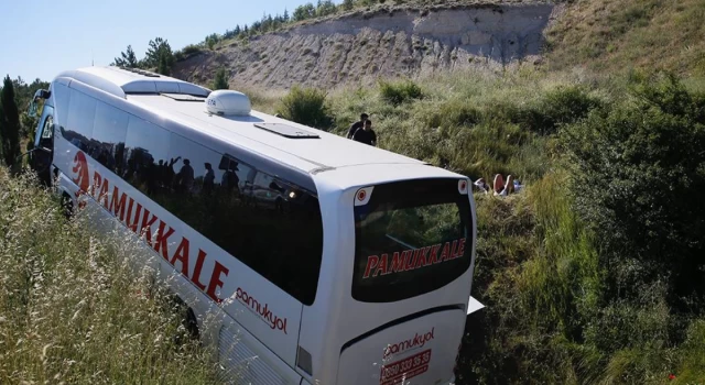 Eskişehir'de yolcu otobüsü şarampole devrildi! Çok sayıda yaralı var!