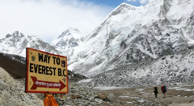 Everest Dağı'ndan dönen helikopter radardan kayboldu: En az 5 ölü