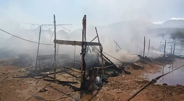 Hatay'da çadırkentte 50 çadır yandı
