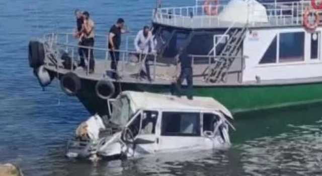Kontrolden çıkan minibüs Van Gölü'ne uçtu: Yaralılar var