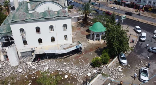 Mersin'de cami minaresi fırtınaya dayanamadı! Araçların üzerine devrildi
