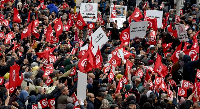 Tunus, protesto gerçekleştiren 17 bin öğretmeni maaşlarını keserek cezalandırdı