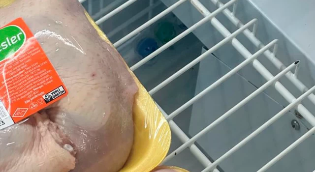 Zincir marketin buzdolabında etlerin yanında tuvalet kokusu ortaya çıktı