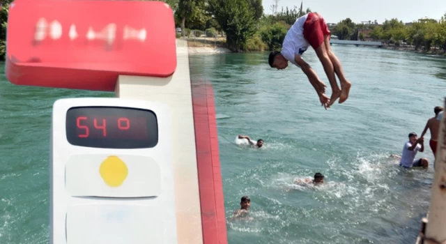Adana'da termometre 54'ü gördü: Ölüm riskine rağmen sulama kanallarına akın ettiler