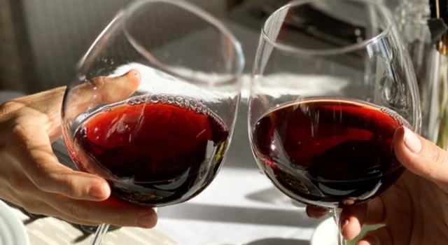 Fransa hükümetinden üretim fazlası şarabı imha etmek için üreticilere dev destek