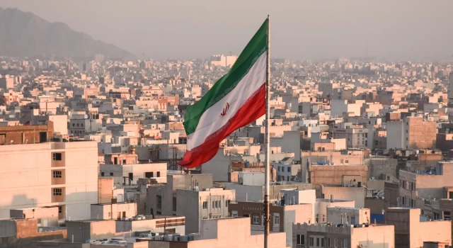 İran'da aşırı sıcaklar nedeniyle tüm kurumlar tatil ilan edildi