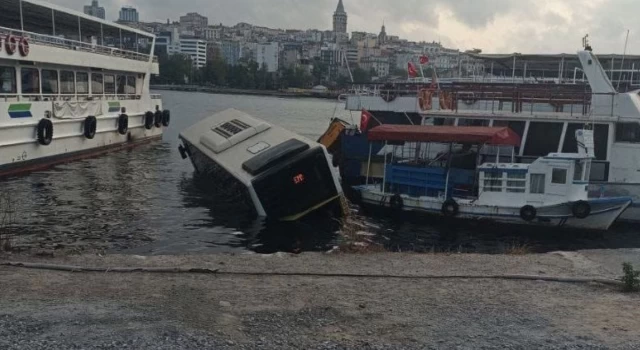 İstanbul-Eminönü'nde halk otobüsü denize düştü