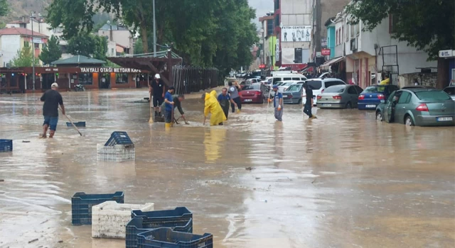 Kayseri'de sel: Ev ve işyerlerini su bastı