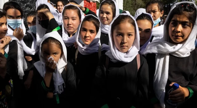 Taliban'dan 10 yaşından büyük kız çocuklarına eğitim yasağı!