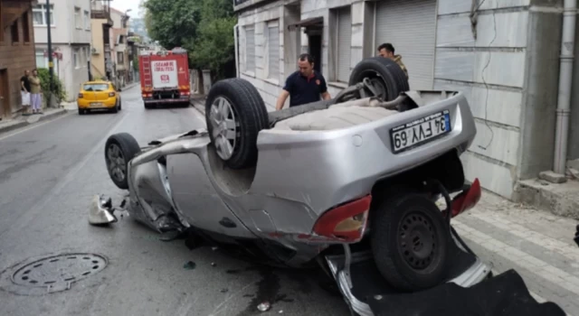 Üsküdar'da bir araç kontrolden çıkarak direğe çarptı: 5 yaralı