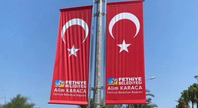 Üzerinde belediye logosu ve başkanın adı olan Türk bayrağı: Adli ve idari işlem başlatıldı