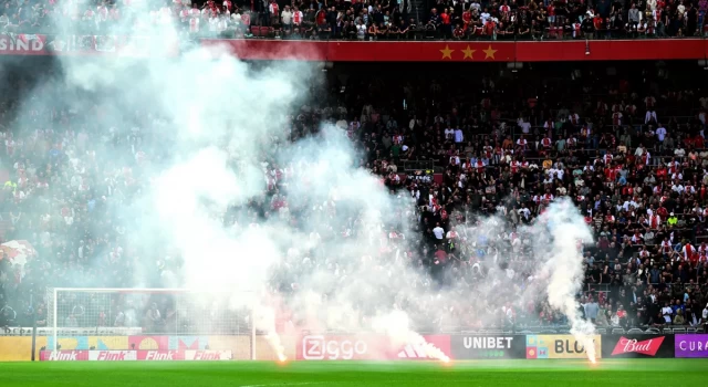 Ajax-Feyenoord maçı çıkan olaylar nedeniyle yarıda kaldı: Karşılaşma tekrarlanmayacak