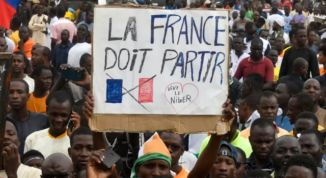 Fransa, Nijer’deki olaylardan herhangi bir zarar görmeleri durumunda karşılık vereceklerini bildirdi
