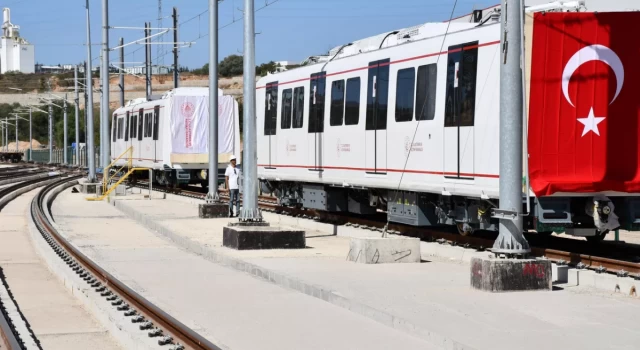 Gebze-Darıca hattı için özel tasarlanan, ilk yerli ve milli sürücüsüz metro aracı raylara indirildi