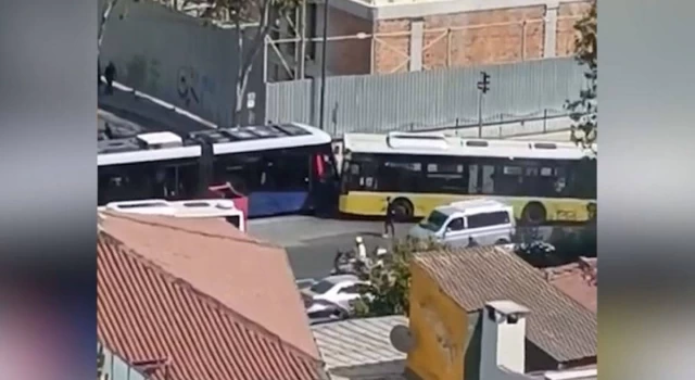 İETT otobüsü seyir halindeki tramvaya çarptı