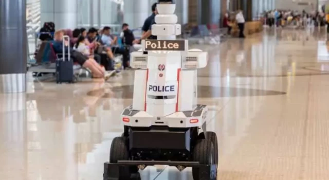 Robot polisler metrolarda görevde!