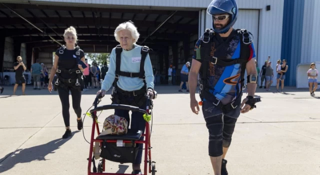 104 yaşındaki cesur kadın: Paraşütle atladı ve dünya rekoru kırdı