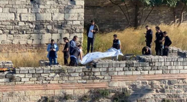 Fatih’te tarihi Topkapı surlarında erkek cesedi bulundu