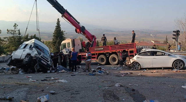 Gaziantep'te bir kamyon, kırmızı ışıkta bekleyen araçlara çarptı: Ölü ve yaralılar var