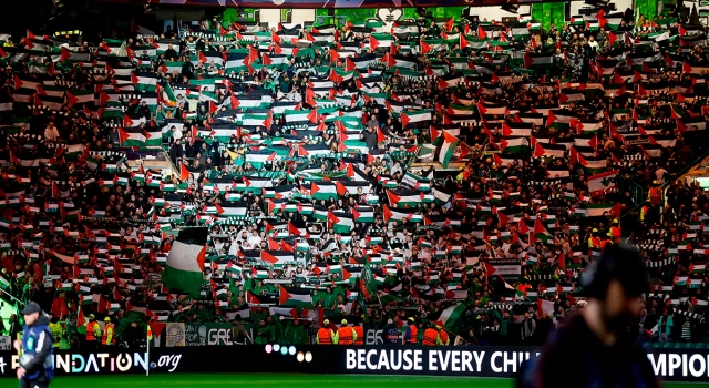 İrlanda temsilcisi Celtic'in Şampiyonlar Ligi mücadelesinde binlerce Filistin bayrağı dalgalandı