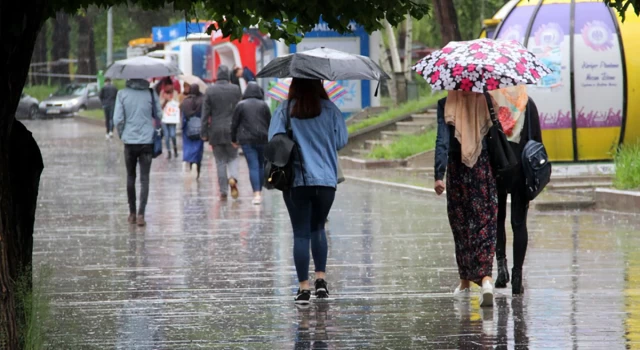 Meteoroloji'den sağanak yağış uyarısı: İstanbul, Ankara ve İzmir için saat verildi
