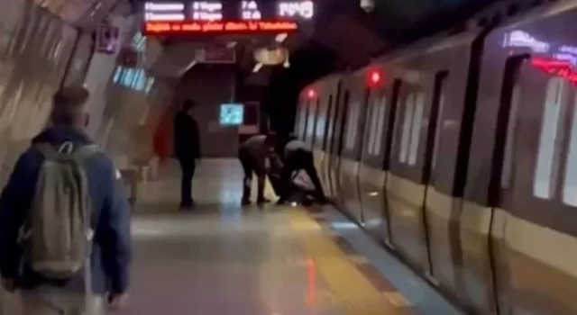 Metroda raylara düşen 17 yaşındaki genç, son anda kurtarıldı