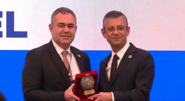Türk Eczacılar Birliği, Özgür Özel'e ödül verdi