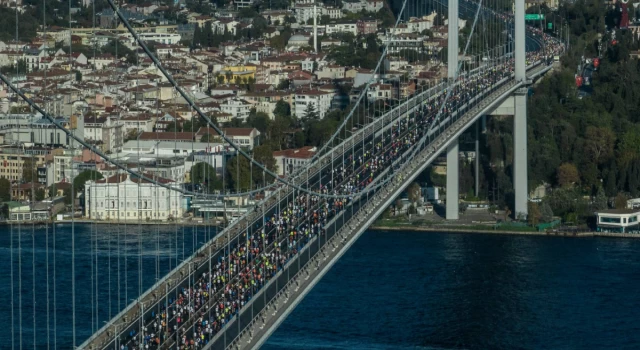 Dünyanın kıtalararası koşulan tek maratonu 45. İstanbul Maratonu başladı