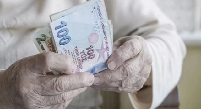 Emeklilere verilecek 5 bin lira ikramiye bugünden itibaren ödenmeye başlıyor