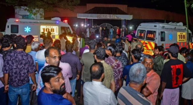 Hindistan'da üniversite etkinliğinde çıkan izdihamda 4 kişi hayatını kaybetti