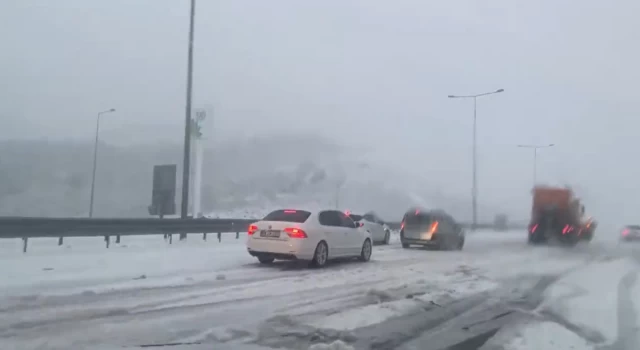 Kar yağışının etkisini sürdürdüğü Kuzey Marmara Otoyolu'nda, çok sayıda araç yolda kaldı