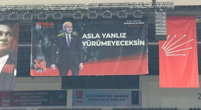 Kurultay salonuna asılan Kılıçdaroğlu pankartındaki yazım hatası tepki çekti